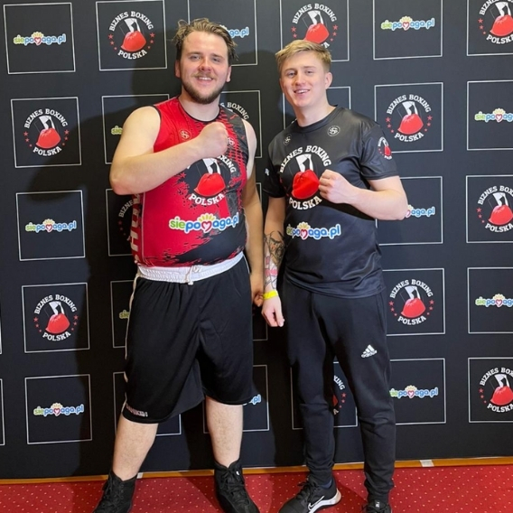 trener z podopiecznym na gali biznes boxing Trener Boksu Białystok